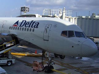 Британская полиция арестовала пилота самолета Boeing 757 американской авиакомпании Delta Airlines, который намеревался управлять лайнером в состоянии сильного алкогольного опьянения и не знал, куда летит самолет