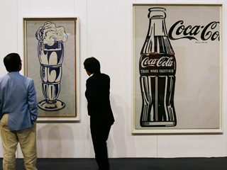 Икона поп-арта - большая бутылка "Кока-колы" работы Энди Уорхола - продана в Нью-Йорке на вечерних торгах Sotheby's во вторник за 35 млн 362,5 тыс. долларов, превзойдя ожидания торгового дома