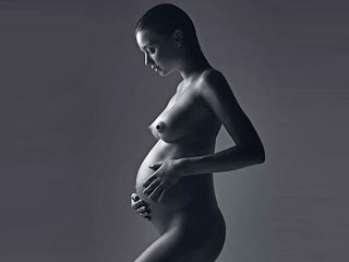 Австралийская красавица не впервые позирует обнаженной, но в первый раз она предстала перед камерой без одежды, будучи "заметно беременной"