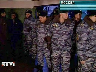 Драка с участием нескольких десятков человек, среди которых были милиционеры и бойцы ОМОН, произошла в среду вечером на Манежной площади в центре Москвы
