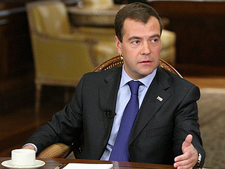 Девальвация образования привела к тому, что огромное количество вузов "никуда не годятся", заявил глава РФ Дмитрий Медведев