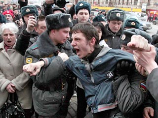 Оппозиционная протестная акция "День гнева" напротив здания мэрии на Тверской площади состоится, несмотря на запрет московских властей. Организаторы заявляют, что митинг в форме народного вече начнется, как и планировалось, 12 ноября в 19 часов