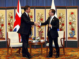 Президенту Медведеву, пригласившему премьера Британии посетить РФ, придется решать "вопрос Литвиненко"