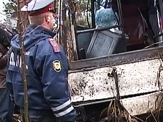 Микроавтобус, в котором находились 14 человек, перевернулся утром в пятницу на федеральной трассе в Иркутской области,