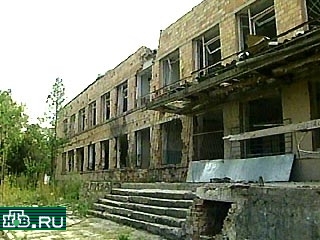 В Чечне школьникам придется встречать 1 сентября в практически полностью разрушенных зданиях. Учителя по частям собирают школьный инвентарь, многие занятия будут проходить в палатках