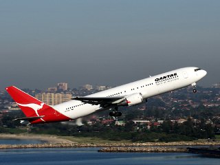 Пассажирский самолет Boeing-767 австралийской авиакомпании Qantas совершил экстренную посадку из-за неполадок в работе одного из двигателей