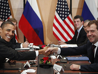 Президент Барак Обама заявил после состоявшейся здесь уже 10-й по счету двусторонней встречи с президентом РФ Дмитрием Медведевым, что она прошла "очень плодотворно"