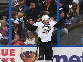 Нападающий "Питтсбурга" Евгений Малкин набрал четыре очка в гостевом матче чемпионата НХЛ против "Атланты", который его клуб выиграл со счетом 4:2