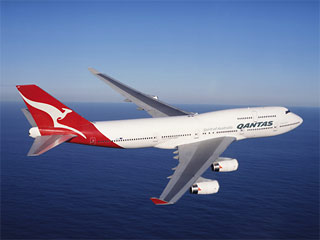 Пилоту пассажирского самолета Boeing-747 австралийской компании Qantas, вылетевшего из Сиднея в Буэнос-Айрес, пришлось повернуть обратно через два часа после взлета и зайти на посадку в Австралии из-за сбоя в системе энергообеспечения