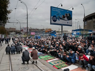 По данным ГУВД столицы, в окрестностях московской Соборной мечети в праздновании Курбан-байрама приняли участие 70 тыс. человек