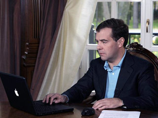 Во вторник, 16 ноября, президент РФ Дмитрий Медведев не вышел на связь с согражданами, хотя ранее сообщалось, будто именно в этот день обращение впервые состоится в "инновационном режиме" интернет&#8211;конференции