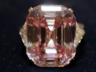 Фантазийный бриллиант насыщенного розового цвета весом 24,78 карата ушел с молотка за 46,2 млн долларов