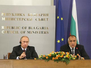 Премьер-министр России Владимир Путин предлагает россиянам поучаствовать в выборе клички для щенка, подаренному ему во время визита в Болгарию