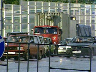 крупнейшие отраслевые союзы ритейлеров пытаются доказать правительству Москвы, что их затраты на доставку товаров в столицу возрастут в среднем на 70%, если им запретят пользоваться грузовиками в дневное время