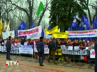 Участники акций протеста на Украине, недовольные проектом Налогового кодекса, который сейчас обсуждается в Верховной Раде, готовы к решительным действиям. Сейчас у стен парламента идет бессрочный пикет