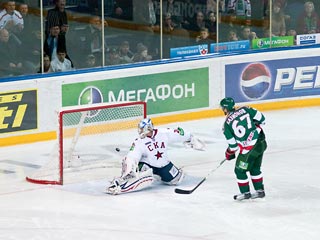 КХЛ: Казанский "Ак Барс" вырвал победу у СКА, проигрывая три шайбы