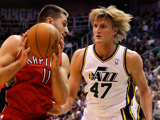 Андрей Кириленко (на фото справа) претендует на участие в матче Всех звезд НБА