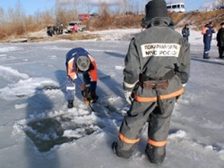Водолазы поисково-спасательной службы обследуют участок реки Ингода, на льду которой в ходе операции по поиску пропавших в Чите двух мальчиков были обнаружены детские следы