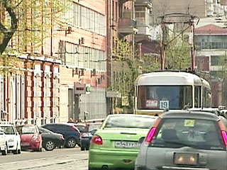 Водители, которые попытаются объехать "пробки" по трамвайным путям встречного направления, рискуют переквалифицироваться в пешеходов