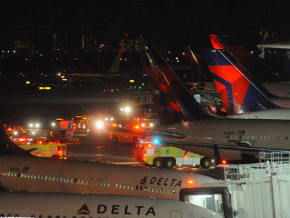 Самолет авиакомпании Delta, вылетевший из нью-йоркского аэропорта имени Джона Кеннеди в Москву, был вынужден вернуться из-за проблем с двигателем