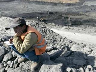 На юго-западе Китая в провинции Сычуань в понедельник продолжаются работы по спасению 29 горняков, которые оказались заблокированными в угольной шахте в результате ее затопления
