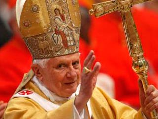 В минувшие выходные мир облетела новость, которая тут же была представлена как сенсация: Папа Римский Бенедикт XVI разрешил использовать презервативы в целях борьбы с распространением СПИДа