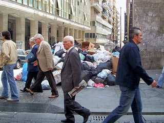 Новый этап "мусорного кризиса" в Неаполе: медики видят опасность эпидемий