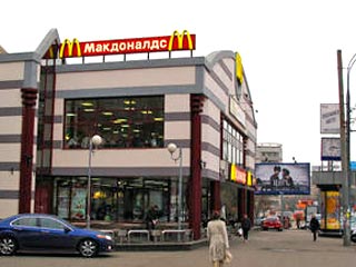 Конфликт произошел между двумя сотрудниками охраны кафе "Макдональдс" на Большой Дорогомиловской улице и несколькими мужчинами кавказской внешности