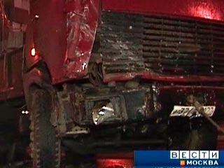 Два человека погибли при лобовом столкновении легкового автомобиля Toyota с "КамАЗом" в ночь на четверг на юге Москвы, недалеко от станции метро "Нагатинская"