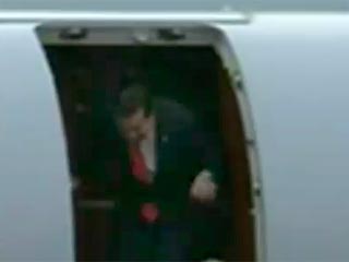 Президент Грузии Михаил Саакашвили ударился головой при выходе из самолета в аэропорту Кишинева, куда он прибыл в среду с однодневным официальным визитом