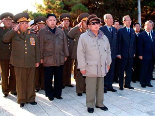 Ким Чен Ир и его сын-преемник незадолго перед обстрелом Ёнпхёндо посетили артбатарею, которая вела огонь