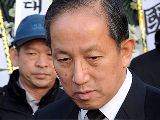 Министр обороны Южной Кореи ушел в отставку, передает Reuters. Он подал заявление об уходе, которое уже принял президент страны