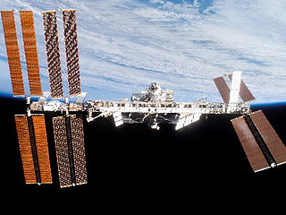 Завершившие длительную командировку на МКС космонавты летят к Земле