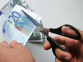 На международном рынке Forex евро продолжает дешеветь. По отношению к доллару европейская валюта вернулась к минимальной отметке за два месяца