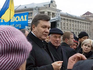 Президент Украины Виктор Янукович и премьер-министр Николай Азаров в субботу прибыли на Майдан Независимости (площадь Независимости), где провели встречу с предпринимателями, протестующими против принятия Налогового кодекса