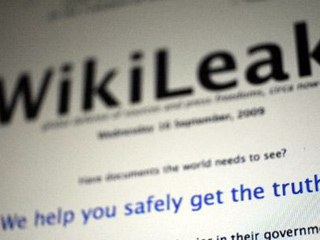 Госдепартамент США предложил основателю сайта WikiLeaks Джулиану Эссенджу "прекратить публикацию" секретных американских материалов, вернуть их владельцам и удалить из своей базы данных