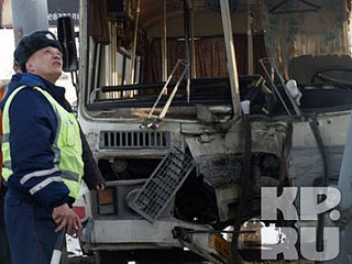Два человека погибли и шестеро пострадали в результате лобового столкновения рейсового автобуса ПАЗ и легкового автомобиля в Алтайском крае