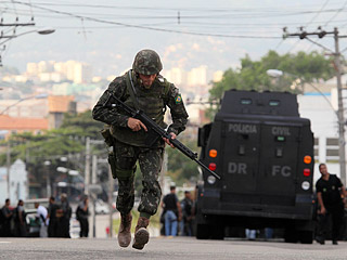 Более 2,6 тысячи бойцов полицейского спецназа, морских пехотинцев и армейских десантников начали штурм последнего редута наркомафии в окрестностях Рио