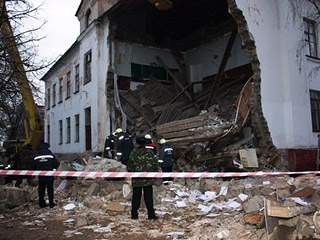 На Украине, в городе Докучаевск Донецкой области обрушилось здание школы N5