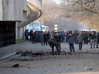 Мощный взрыв прогремел во вторник утром около расположенного в центре Бишкека здания Дворца спорта Киргизии, где проходит судебный процесс по делу о расстреле участников апрельских массовых волнений
