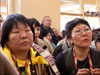 В учениях Далай-ламы, проходящих в главном храме Цуглаканг, принимают участие свыше тысячи российских буддистов