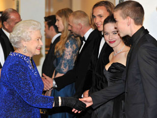 Британская королева посетила премьеру нового фильма "Хроник Нарнии"