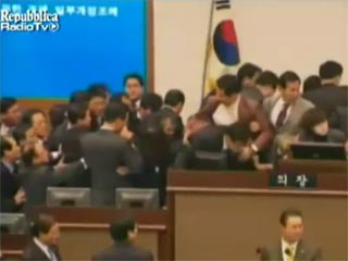 В южнокорейском парламенте депутаты подрались из-за бесплатной еды