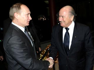 Председатель правительства РФ Владимир Путин и президент ФИФА Зепп Блаттер