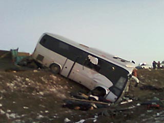 Число жертв крупного ДТП в Саратовской области, где столкнулись автобус с рабочими и грузовик, достигло 10 человек, еще более 20 пострадали