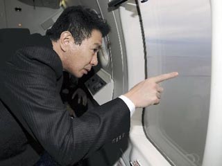 Министр иностранных дел Сэйдзи Маэхара утром в субботу совершил осмотр Южно-Курильских островов, которые в Японии называют "северными территориями", с вертолета