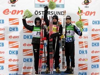 Норвежцы Эмиль-Хегле Свендсен и Оле-Эйнар Бьорндален заняли две первые позиции в спринтерской гонке на 10 км, третий - Симон Фуркад 