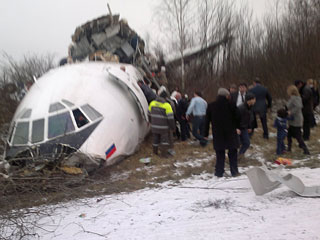 Эксперты получили записи с двух параметрических "черных ящиков" самолета Ту-154, совершившего накануне аварийную посадку в Домодедово