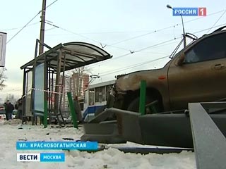 В Москве автомобиль врезался в автобусную остановку, сбив четверых