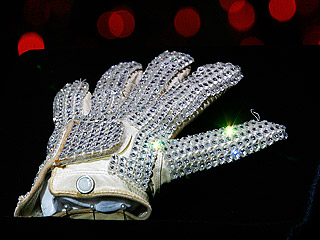 Одиночная перчатка, в которой певец появлялся на сцене во время одного из гастрольных турне в конце 1980-х годов, ушла с молотка за 330 тысяч долларов в Беверли-Хиллз